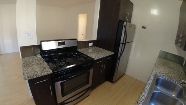 924 Hancock Ave unit 8, West Hollywood, CA 90069 - photo 3