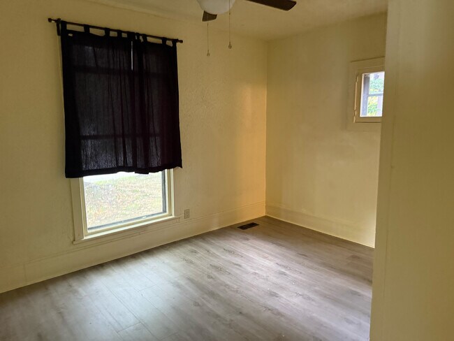 102 S Balch St unit 1 lower, Akron, OH 44302 - photo 4