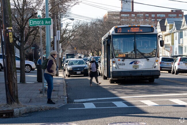 Elmora is easily accessible thanks to the frequent bus service.