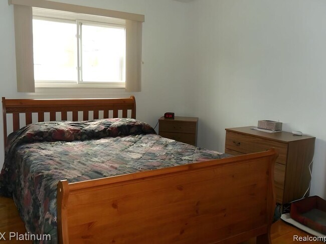 10352 Gulley Ave, Taylor, MI 48180 - photo 7