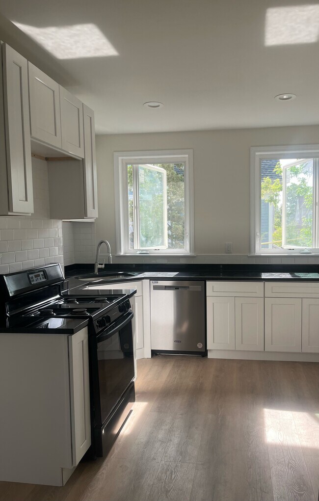 171 Bluff Ave unit 2, Cranston, RI 02905 - photo 3