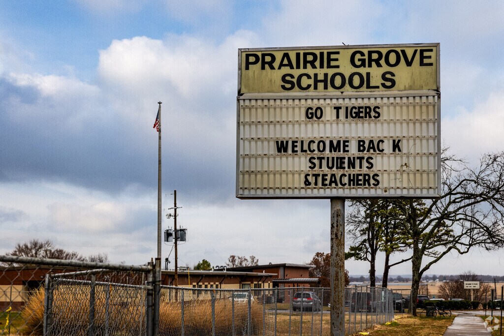 Prairie Grove Junior High is a public 7th and 8th grade school.