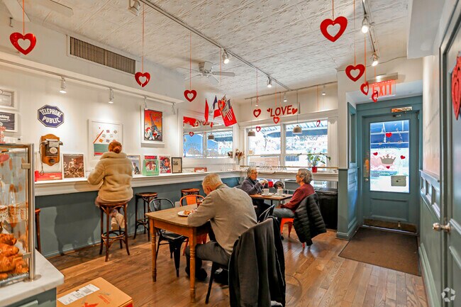 The Yorkville neighborhood Le Moulin a Cafe' is decorated for ever occasion.