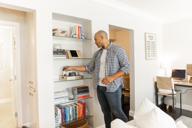 1119 N Sweetzer Ave unit 11, West Hollywood, CA 90069 - photo 6