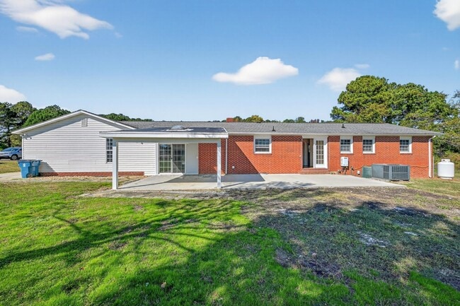 1580 N Honeycutt St, Benson, NC 27504 - photo 4