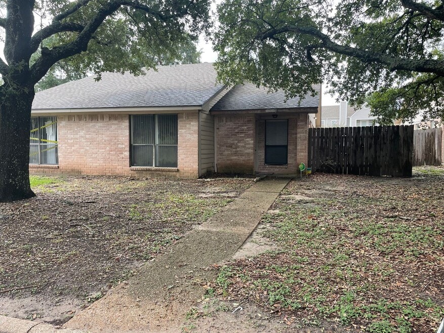 AVAILABLE FOR AUGUST MOVE IN!!! Spacious ...