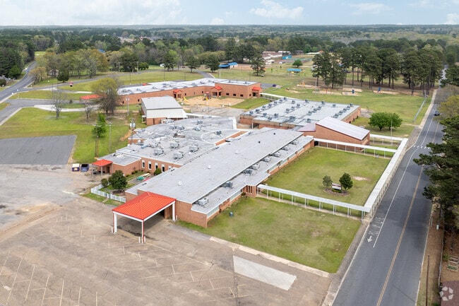 The dedicated teachers of East Side Elementary School earned a B grade from Niche.