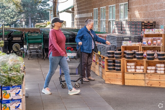 Shopping for groceries in Lake Leota is easy with all the stores in the neighborhood.