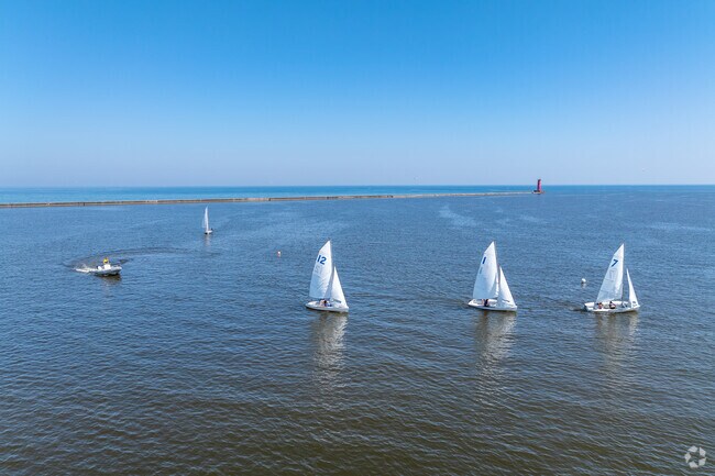 Sheboygan Yacht Club offers sailing lessons near Wildwood.