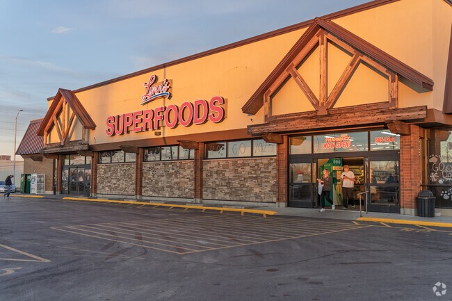 Lynn's Superfoods provides residents of Hardin with the essential goods.