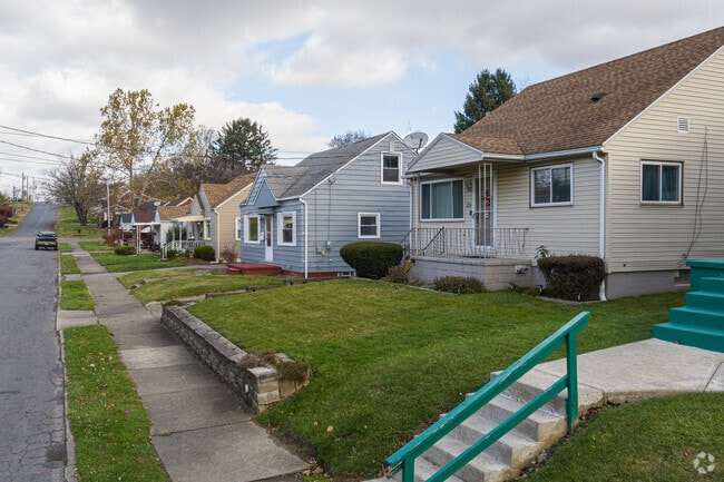 Many single-family homes in East End North neighborhood feature 2-3 bedrooms.