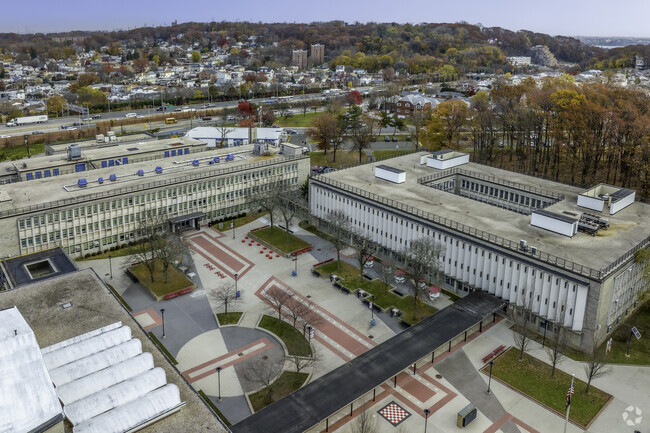 The schools campus offer well-maintained outdoor areas.