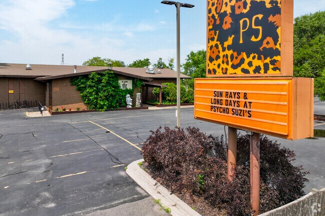 Psycho Suzi's Motor Lounge is Polynesian-themed lounge with tiki decor and a riverside patio.