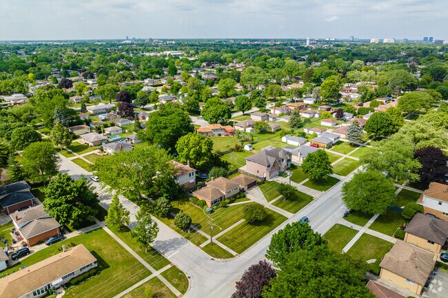 Colonial Heights homes offer good value per dollar compared to its surrounding neighborhoods.