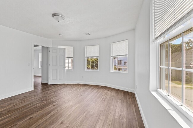 985 Main St unit 985 Main, Sanford, ME 04073 - photo 5