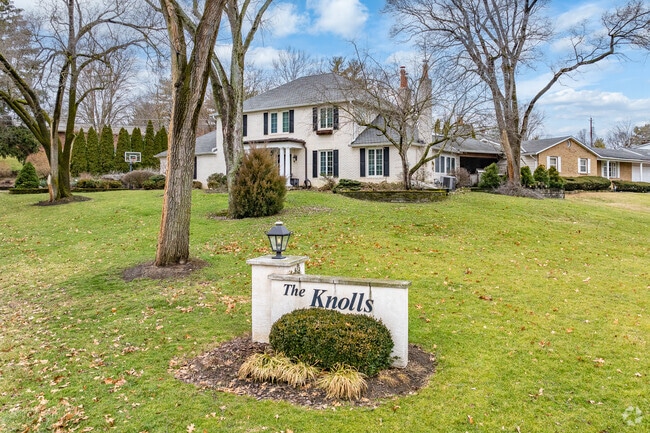 Knolls-Thomas is lovated 7 miles north of dDowntown Columbus.