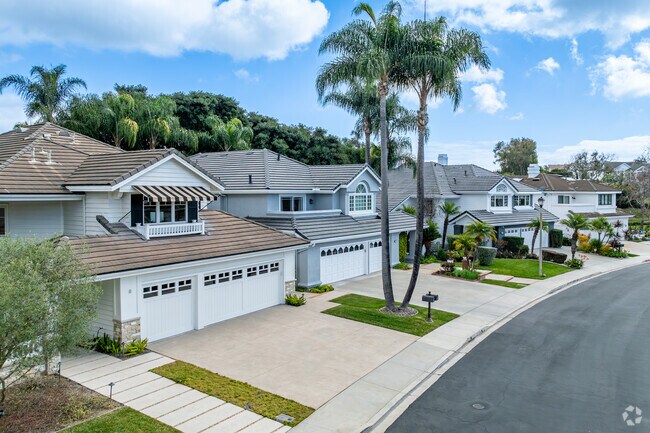 Crest de Ville has well-kept traditional homes, most of which were built in the late 1980s.