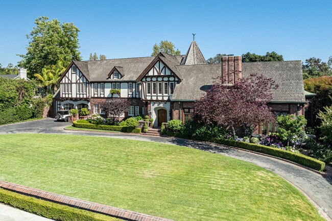 Many of the homes in Los Cerritos have large driveways and a yard to match.