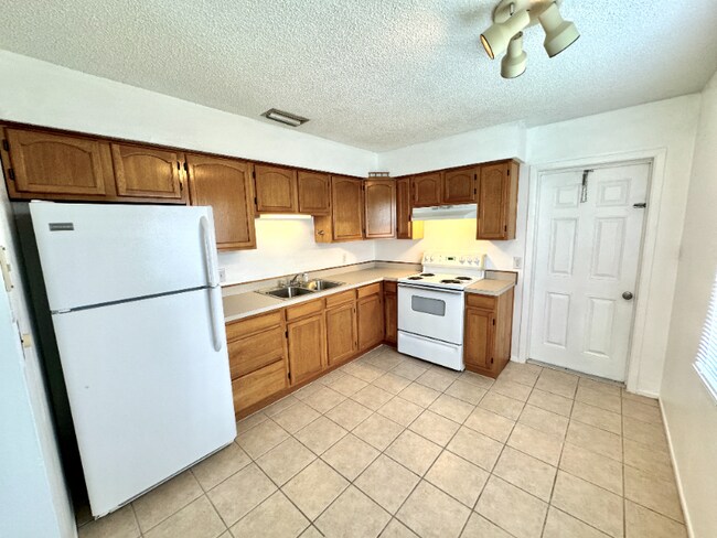 922-924 Hagle Park Rd unit 924, Bradenton, FL 34212 - photo 4