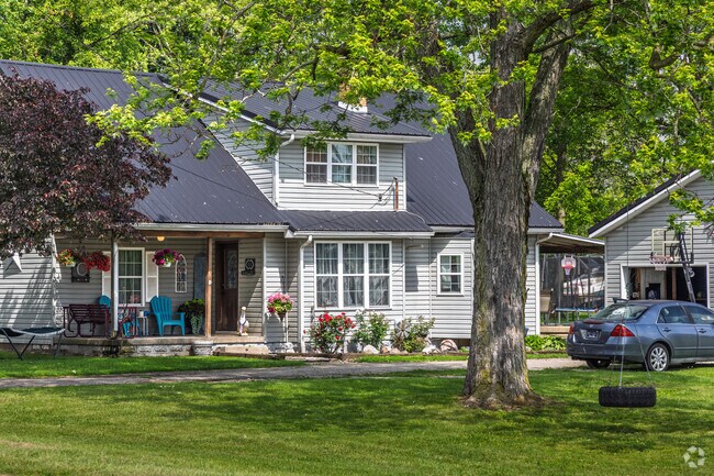 Farmhouses constructed after the 1980's tend to be bigger in Selma.