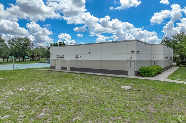 Oak Park Elementary School has an indoor gymnasium.