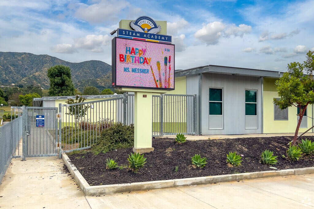 Royal Oaks Elementary School has a large animated entrance sign.