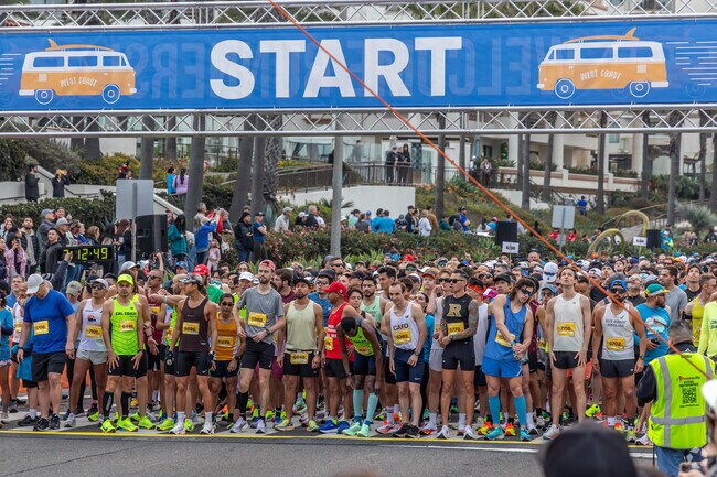 Run the Surf City Marathon in Huntington Beach! Enjoy ocean views, a fast course, and beach-town vibes. Finish strong, grab a surfboard medal, and celebrate at the post-race beach party!