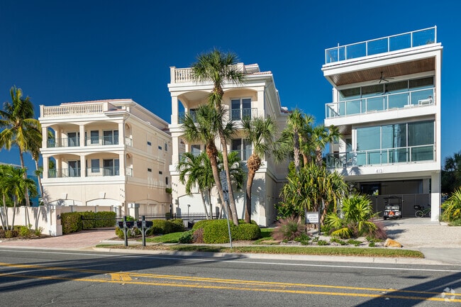 Coastal homes in Siesta Key line the shore, offering stunning views of the Gulf waters.