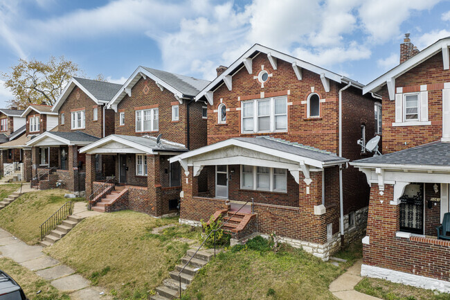 Rows of historic Cottage style homes line the streets of Mark Twains boulevards.