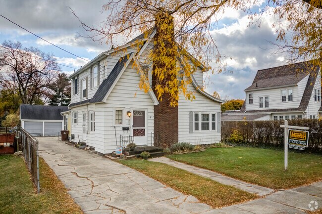 Well-kept homes line the Cascades neighborhood, reflecting local pride.