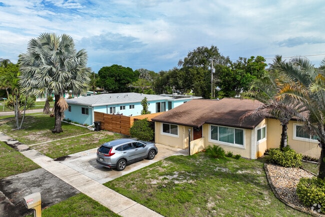 Traditional ranch-style homes Flamingo Park.
