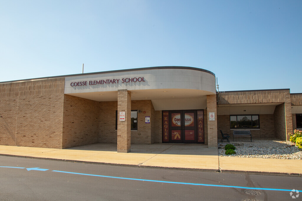 Coesse Elementary School front entrance in Whitley County.