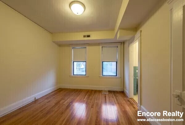 24 Hamilton Rd unit 7, Brookline, MA 02446 - photo 3