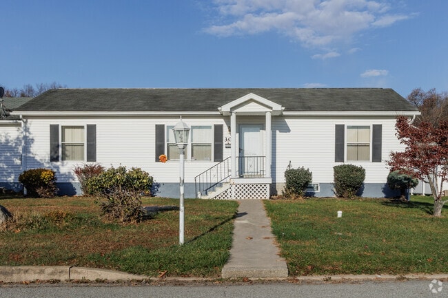 There are ranch style homes in West Mountain, PA.