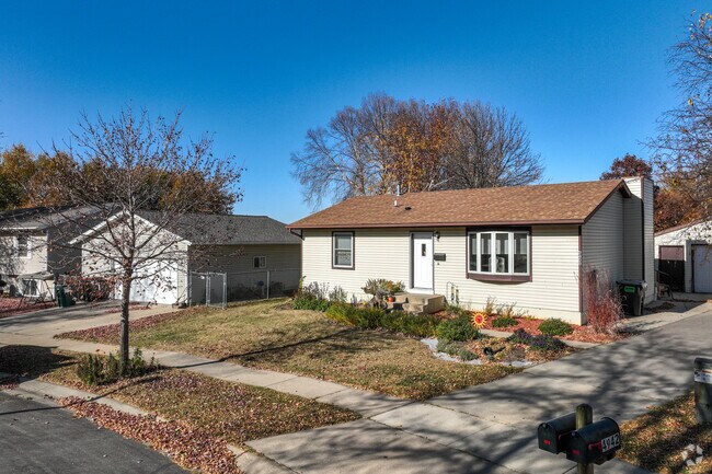 Single story bungalows are very popular in the Cimarron neighborhood.