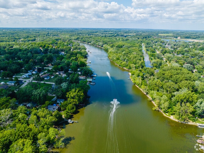 Lakemoor is just a few minutes east of the Fox River and McHenry.