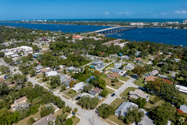 Rows of homes in Ormond Beach with close proximity to the Halifax River.