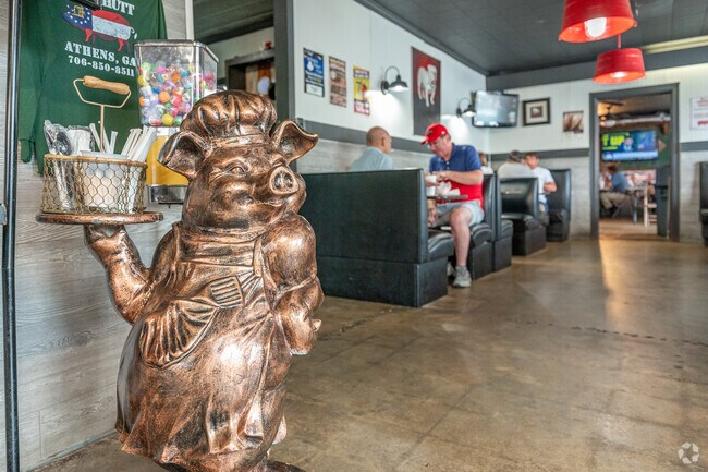 Butt Hutt BBQ serves brisket baskets and stuffed sandwiches near Berkley Hills.