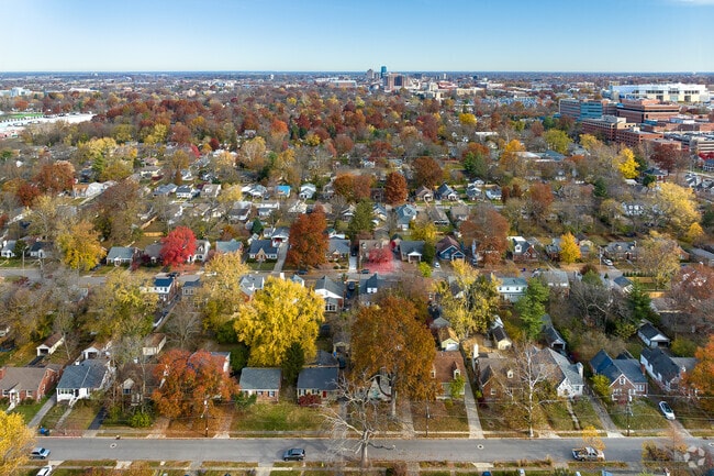 There are 435 homes in the Pensacola Park neighborhood.