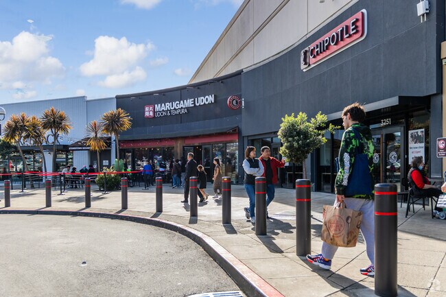 Merced Manor has lots of restaurants options nearby at Stonestown Mall.