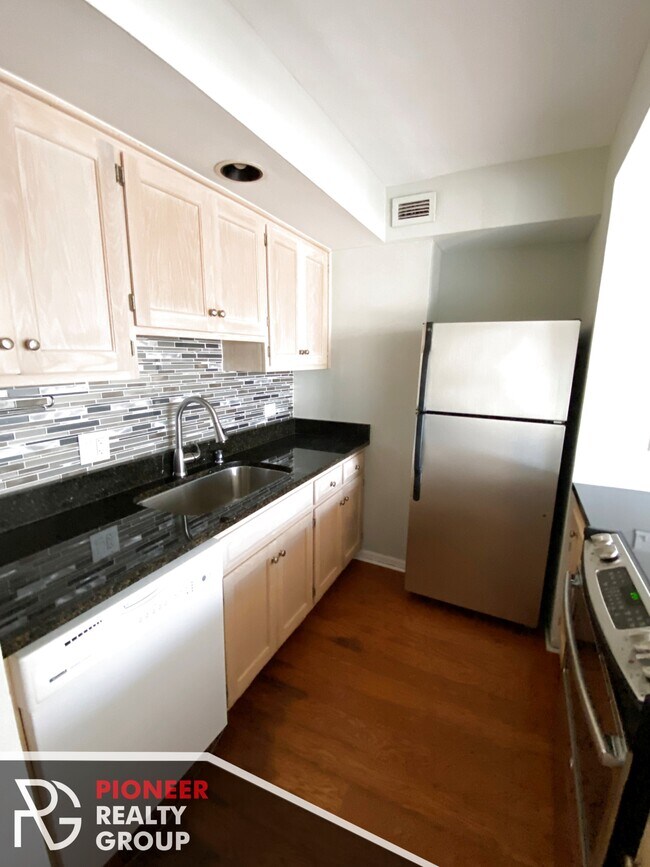 429 W Wellington Ave unit 10H, Chicago, IL 60657 - photo 3