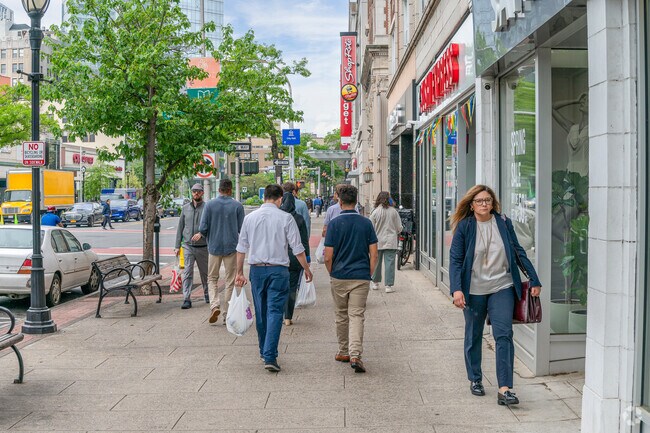 Downtown White Plains near Highlands is pedestrian friendly and offers plenty of shopping options to Highlands residents.