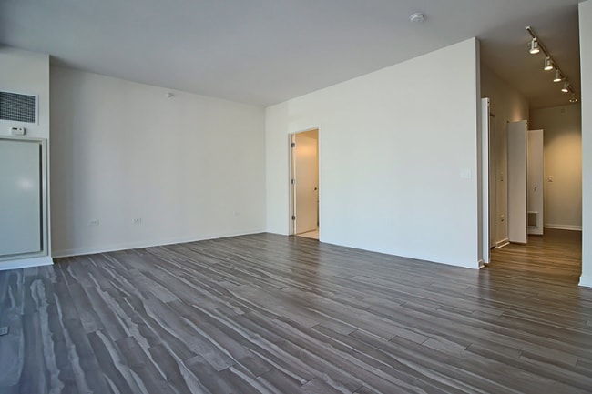 805 W Chestnut St, Chicago, IL 60642 - photo 3