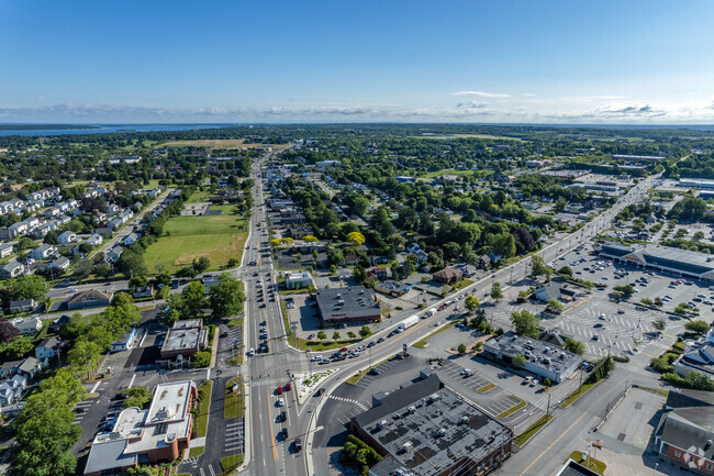 East Main Road meets West Main Road with all the shopping possibilities in Middletown.