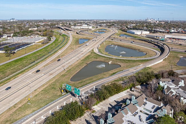 River Ridge is just minutes from New Orleans when you use Earhart Expressway.