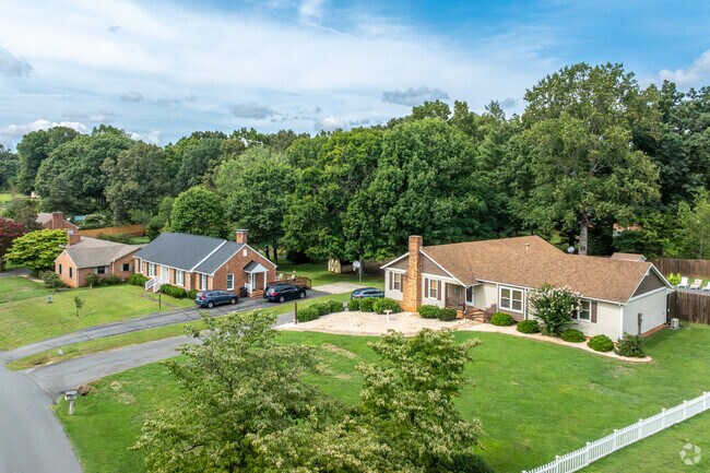 Ranch homes in Windsor Hills feature spacious front lawns and flat lots for versatile use.