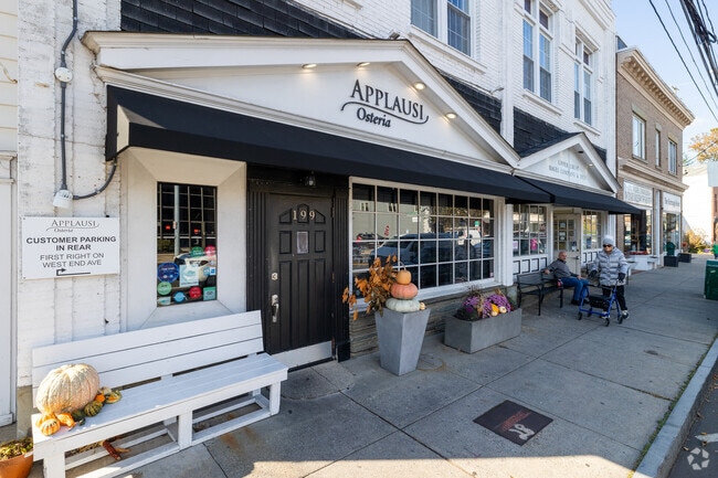Applausi Osteria is famous for its fresh pasta and Italian cuisine.
