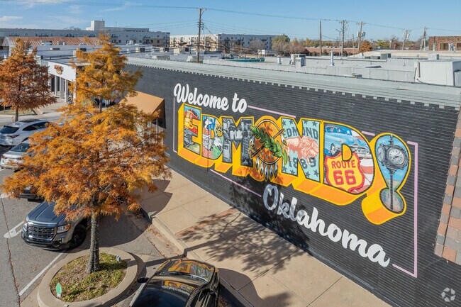 Oak Brook is a short 2-mile drive from downtown Edmond, making commuting easy.