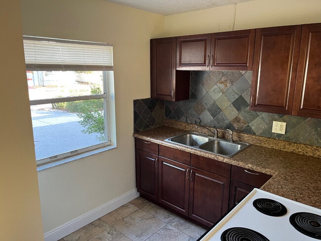 Baywalk Apartments, Saint Petersburg, FL 33701 - photo 2