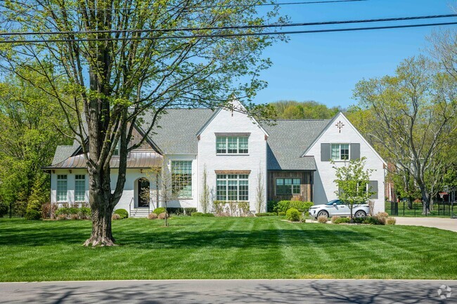Large farmhouse style homes in Otter Creek have large front lawns.